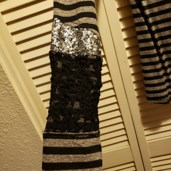 Mid Button-up V-neck Blouse - Picture 4 of 5